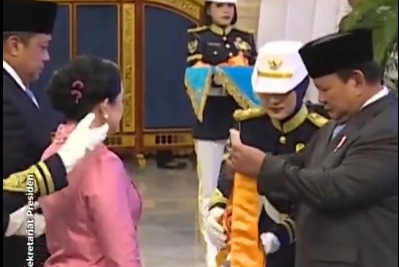 Presiden Prabowo Subianto resmi menganugerahkan gelar tanda jasa dan kehormatan kepada sejumlah tokoh nasional dalam rangka memperingati HUT ke-80 Republik Indonesia. (Youtube Sekretariat Presiden)